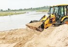कोरबा में रेत उत्खनन पर खनिज विभाग की कार्रवाई, 2 जेसीबी जब्त