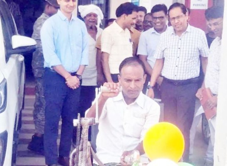 दिव्यांग भभीखन साहू को मिली ट्रायसायकल, चेहरे पर झलकी खुशी