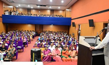 कॉलेज में सर्वोच्च स्थान पाने वाले छात्रों को स्कूटी, बुलेट व नगद : राजेश मूणत