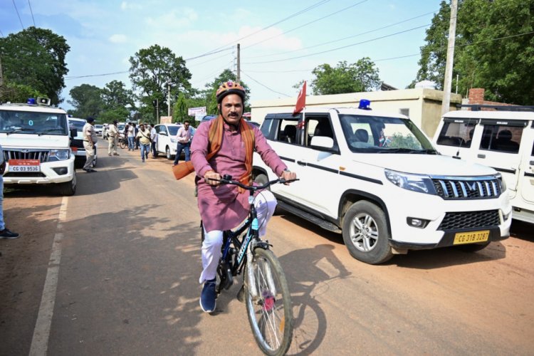 रायपुर : स्वास्थ्य मंत्री श्याम बिहारी जायसवाल, जिला पंचायत अध्यक्ष, कलेक्टर एवं जनप्रतिनिधियों ने साइकिल चलाकर सेहतमंद रहने संदेश दिया